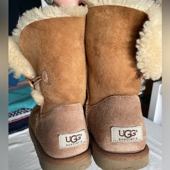 UGG Boots Short Chestnut with side button Size 6 - Picture 1 of 5